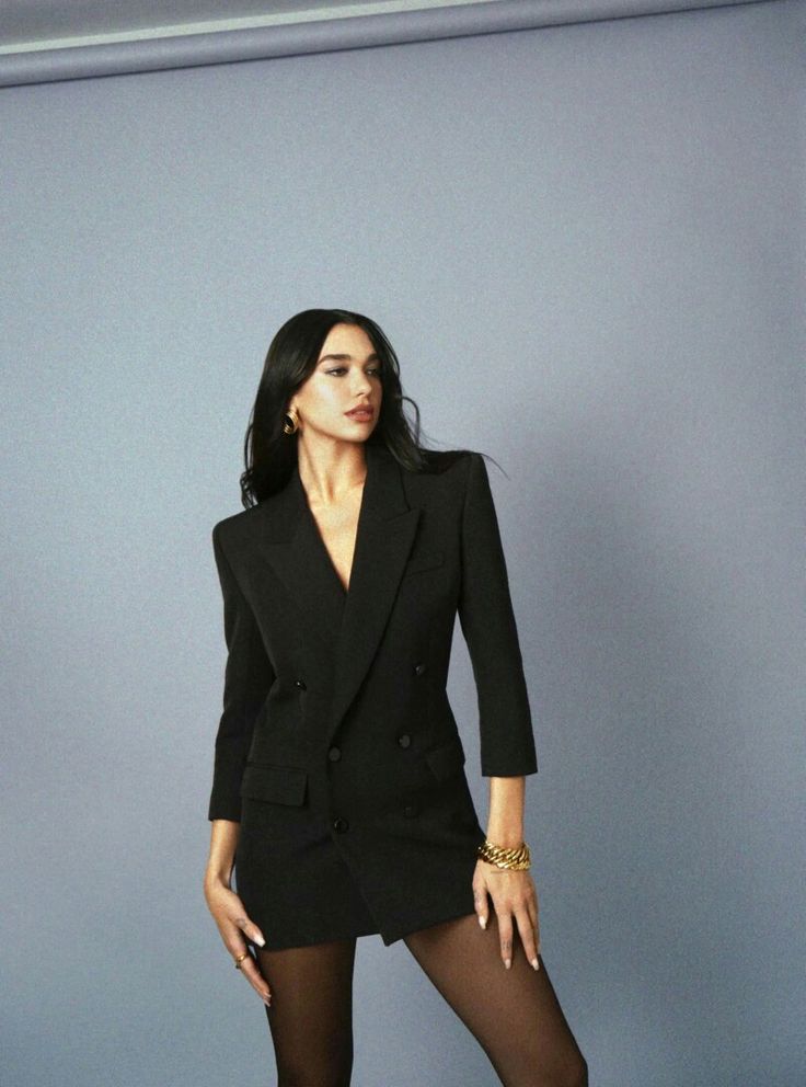 What Defines Dua Lipa Grunge Style-The Answer