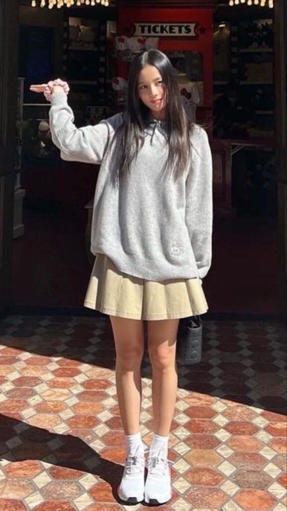 Jisoo Oversized Sweater Look Goes Viral