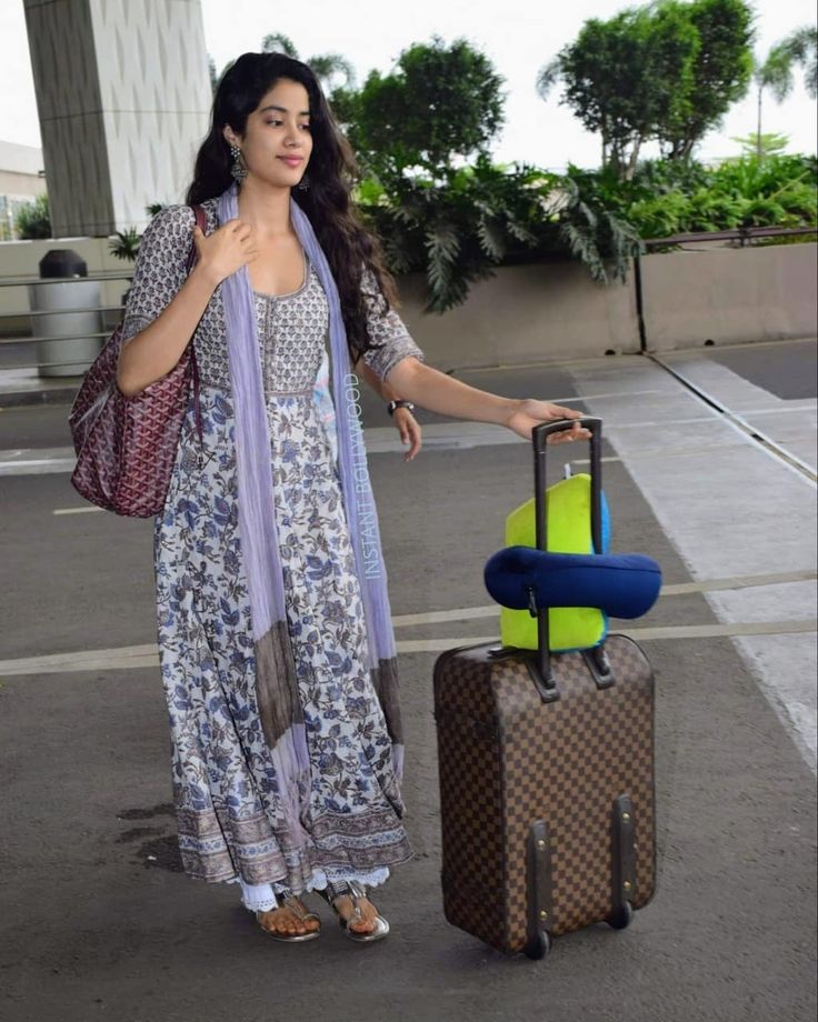 1.Airport Look