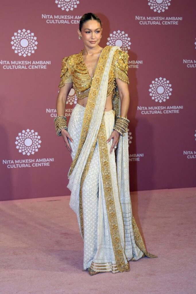 3. Cultural Glamour on Mumbai Streets