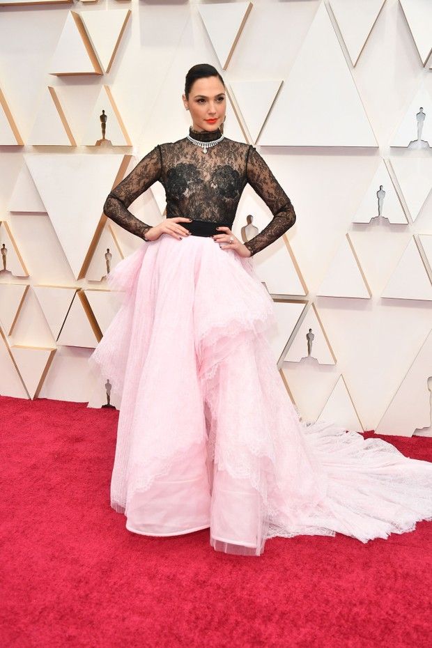 2020 Oscars – Timeless Elegance in Black and Pink