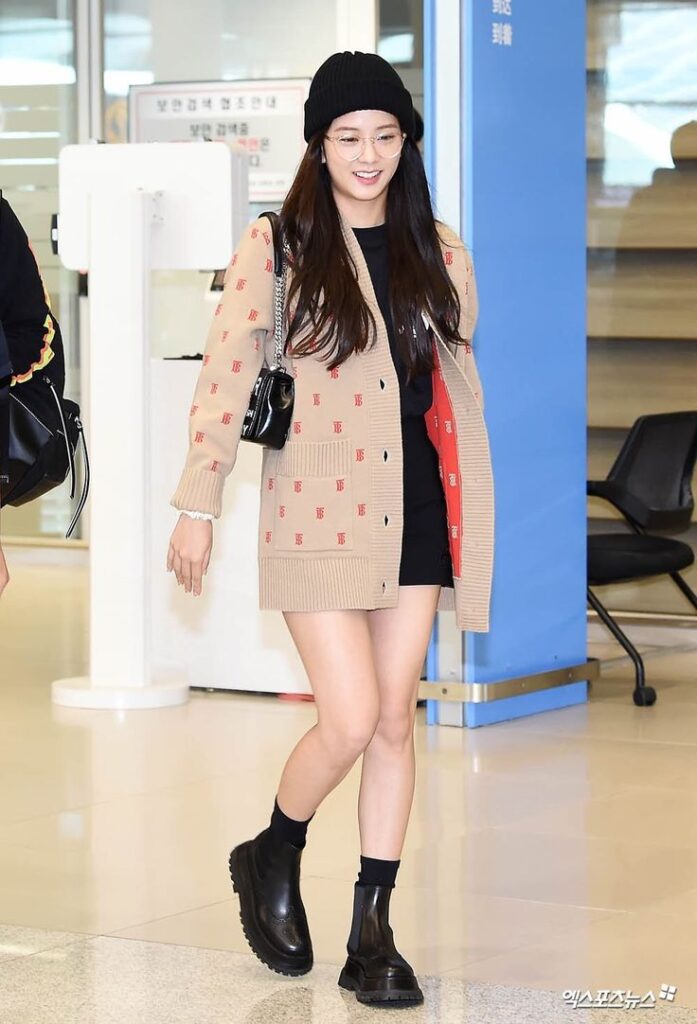How to Recreate Jisoo's Oversized Sweater Look