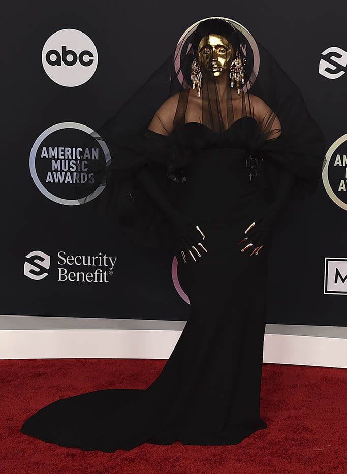 5. Veiled in Gold at the AMAs (2021)