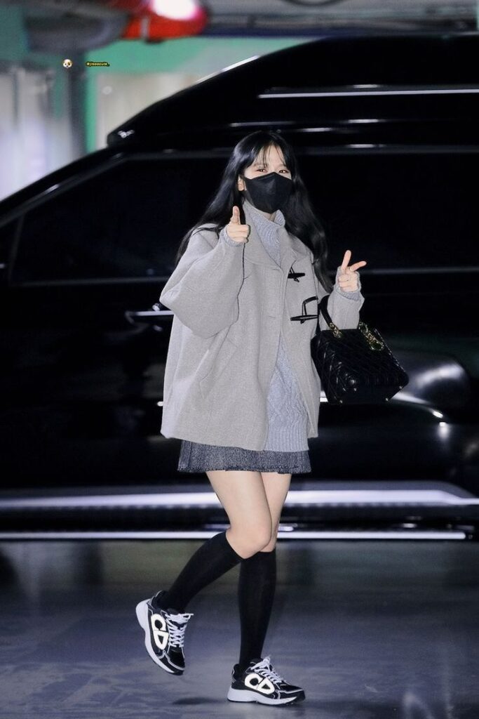 Celebrity Sweater Trends Inspired by Jisoo