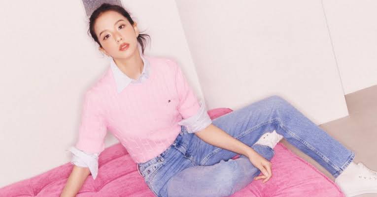 Jisoo Oversized Sweater Style Fans Adore