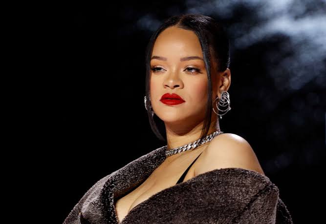 Rihanna Streetwear Looks You Can’t Miss